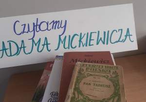 Książki z utworami A. Mickiewicza z hasłem Czytamy A. Mickiewicza.